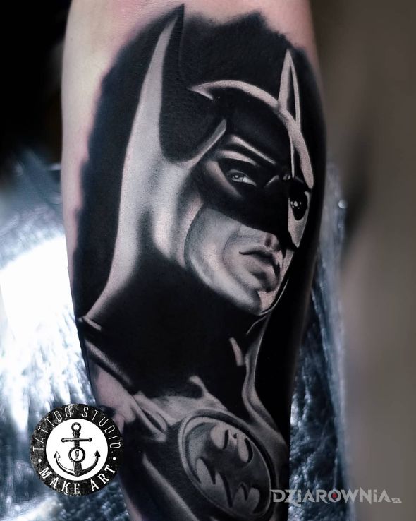 Tatuaż batman w motywie czarno-szare i stylu realistyczne na łydce