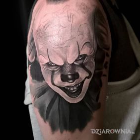 Tatuaż Pennywise na ramieniu motyw: postacie styl: realistyczne