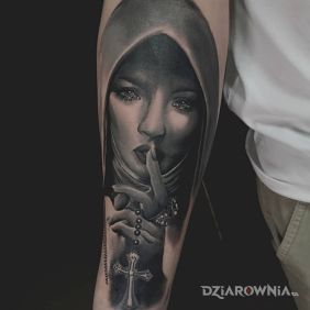 Tatuaż Zakonnica na przedramieniu motyw: twarze styl: realistyczne