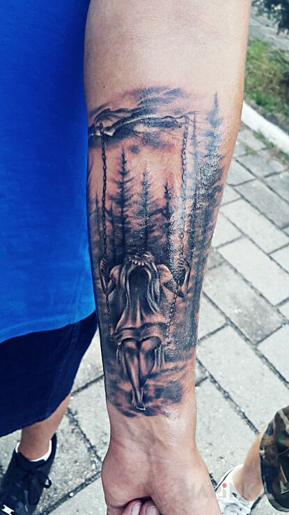 Tattoo Dziewczyna in sleeves motif on the forearm