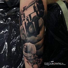 Tatuaż Gun na przedramieniu motyw: czarno-szare styl: realistyczne