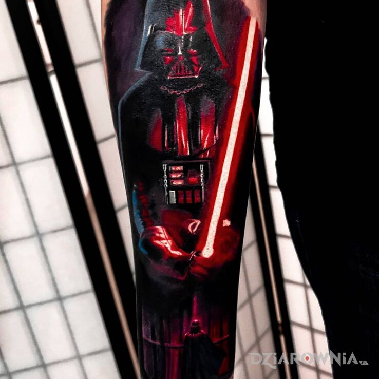 Tatuaż Darth Vader w motywie kolorowe i stylu realistyczne na przedramieniu