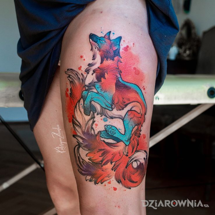 Tatuaż kitsune w motywie kolorowe i stylu watercolor na nodze