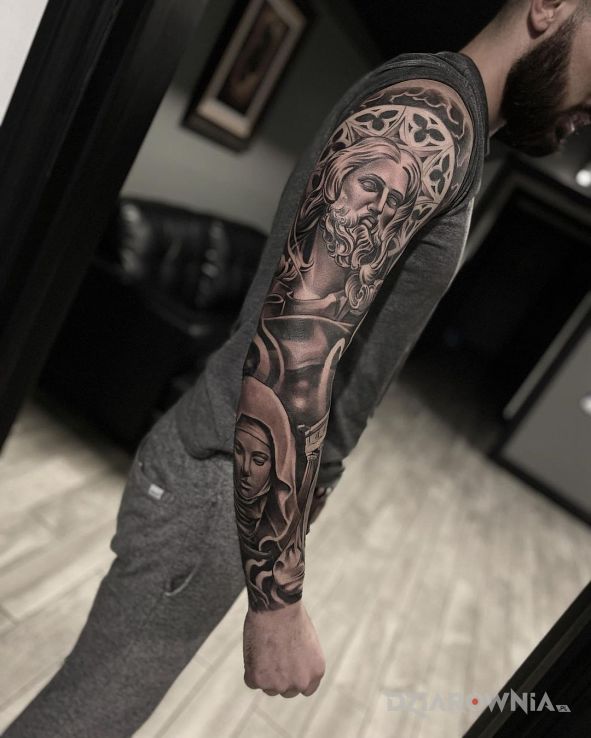 Tatuaż jezus i maryja w motywie rękawy i stylu realistyczne na ramieniu