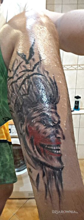 Tatuaż joker w motywie postacie na łydce