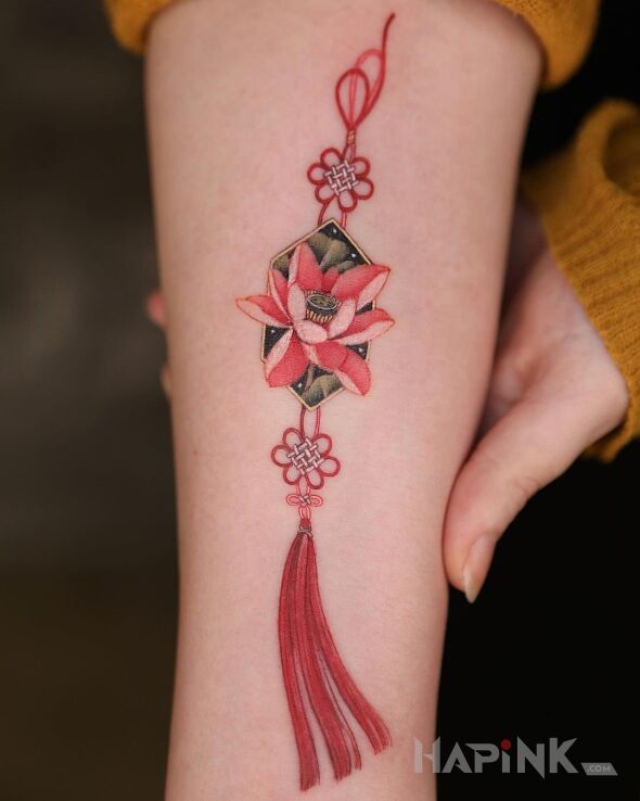 Tattoo Wisiorek z kwiatem in objects motif and graphic / illustrative style on the forearm