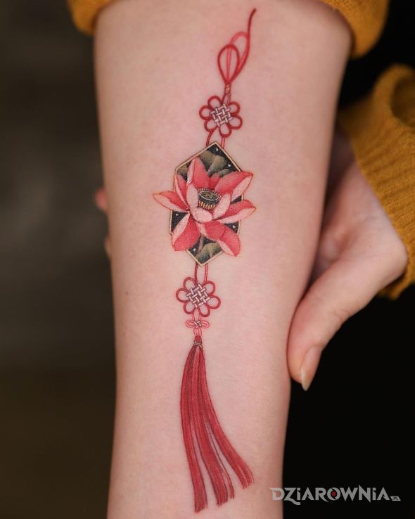 Tatuaż wisiorek z kwiatem w motywie przedmioty i stylu graficzne / ilustracyjne na przedramieniu