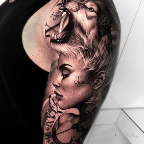 Tatuaż Wycie wilka na ramieniu motyw: twarze styl: realistyczne