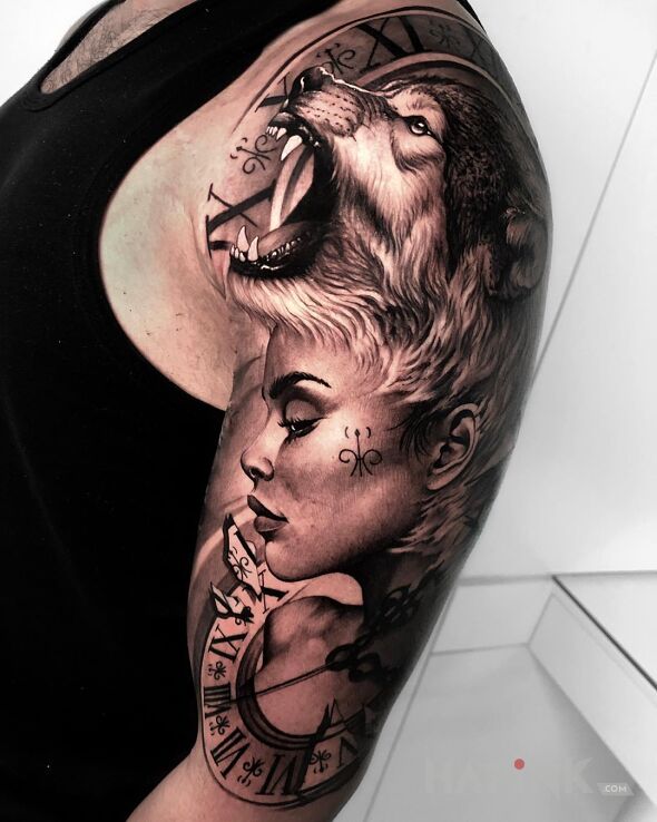 Tattoo Wycie wilka in 3D motif and realistic style on the upper arm