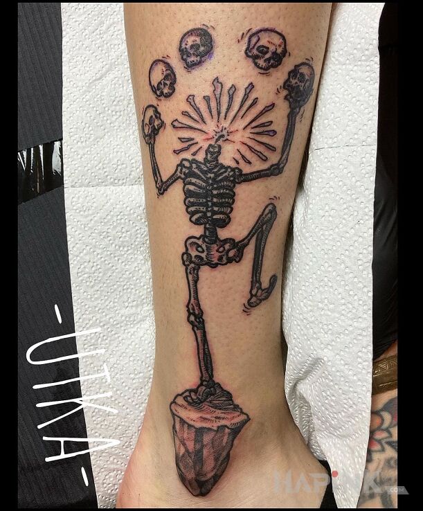 Tattoo Szkieletor - żongler in characters motif and graphic / illustrative style on the leg