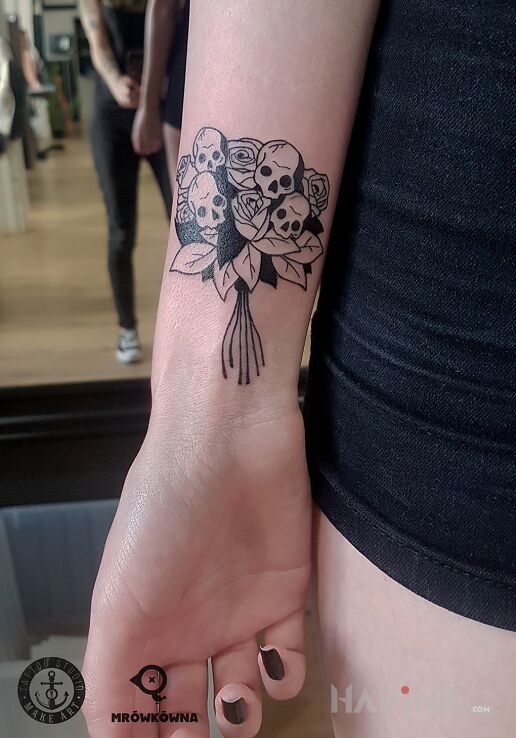 Tattoo Bukiet czaszek in skulls motif and graphic / illustrative style on the forearm