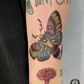 Tatuaż Folkowy motyl na przedramieniu motyw: kolorowe styl: graficzne / ilustracyjne