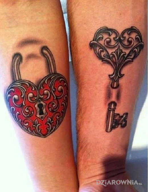 Tatuaż serduszko i kluczyk w motywie miłosne na przedramieniu