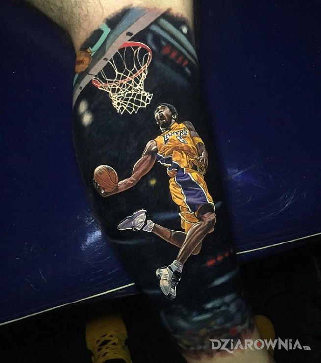 Tatuaż koszykarz w motywie postacie na nodze