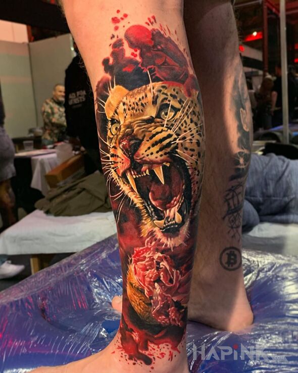 Tattoo Lampart we krwi in animals motif and realistic style on the calf