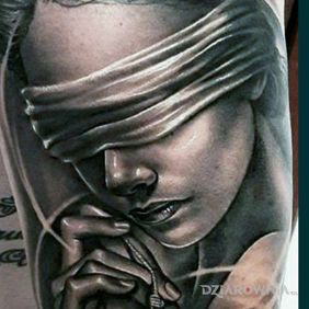 Tatuaż Cudo nie tatuaz na ramieniu motyw: czarno-szare styl: realistyczne
