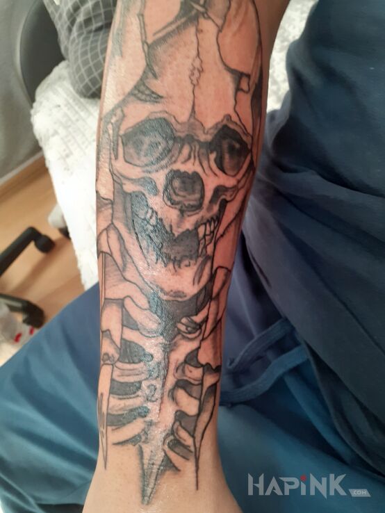 Tattoo Czaszka in black and gray motif and graphic / illustrative style on the forearm