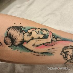 Tatuaż Matczyna miłość na przedramieniu motyw: kolorowe styl: graficzne / ilustracyjne