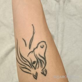 Tatuaż Koń na przedramieniu motyw: czarno-szare styl: kontury / linework