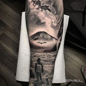 Tatuaż Wyprawa na wielką górę na przedramieniu motyw: czarno-szare styl: realistyczne