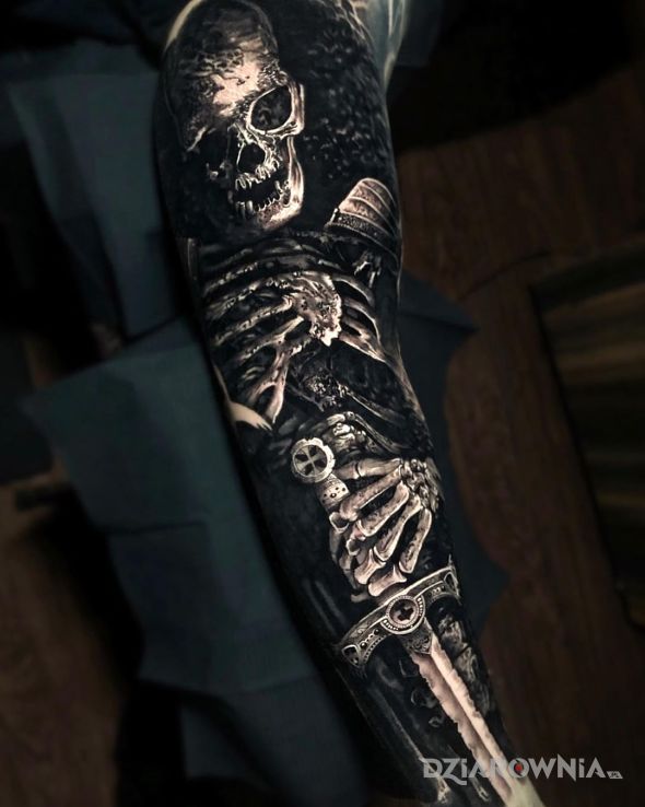 Tatuaż martwy wojak w motywie anatomiczne i stylu realistyczne na ramieniu