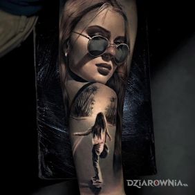 Tatuaż Wypad na deskorolke na przedramieniu motyw: kolorowe styl: realistyczne