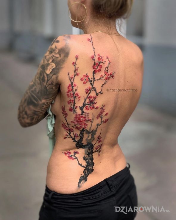 Tatuaż japońska wiśnia w motywie kwiaty i stylu realistyczne na łopatkach
