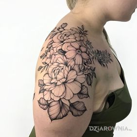 Tatuaż Kwiatowa rabatka na ramieniu motyw: kwiaty styl: graficzne / ilustracyjne