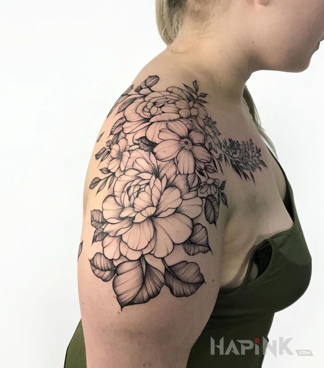 Tattoo Kwiatowa rabatka in flowers motif and graphic / illustrative style on the upper arm