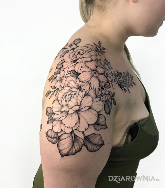 Tatuaż kwiatowa rabatka w motywie czarno-szare i stylu graficzne / ilustracyjne na ramieniu