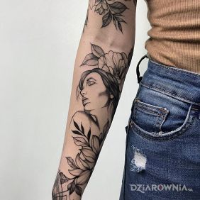 Tatuaż Kobieta w otoczeniu kwiatów na przedramieniu motyw: czarno-szare styl: graficzne / ilustracyjne