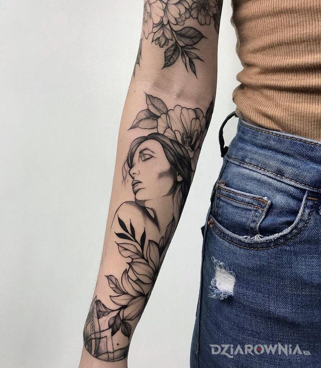 Tatuaż kobieta w otoczeniu kwiatów w motywie czarno-szare i stylu kontury / linework na przedramieniu