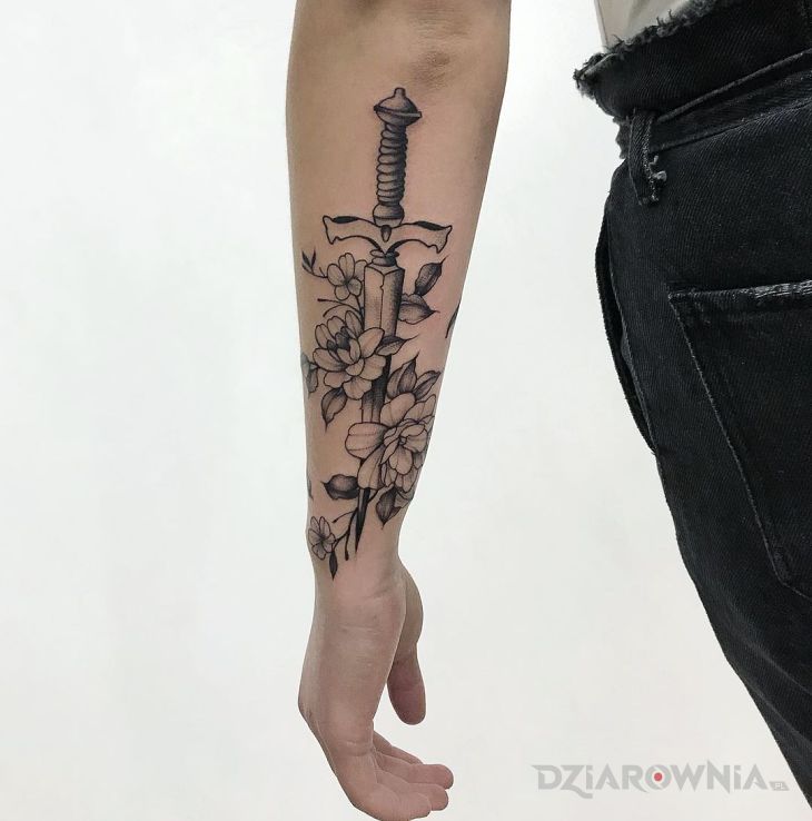 Tatuaż sztylet w motywie przedmioty i stylu graficzne / ilustracyjne na przedramieniu