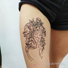 Tatuaż Kobieta z kwiatami na nodze motyw: twarze styl: kontury / linework