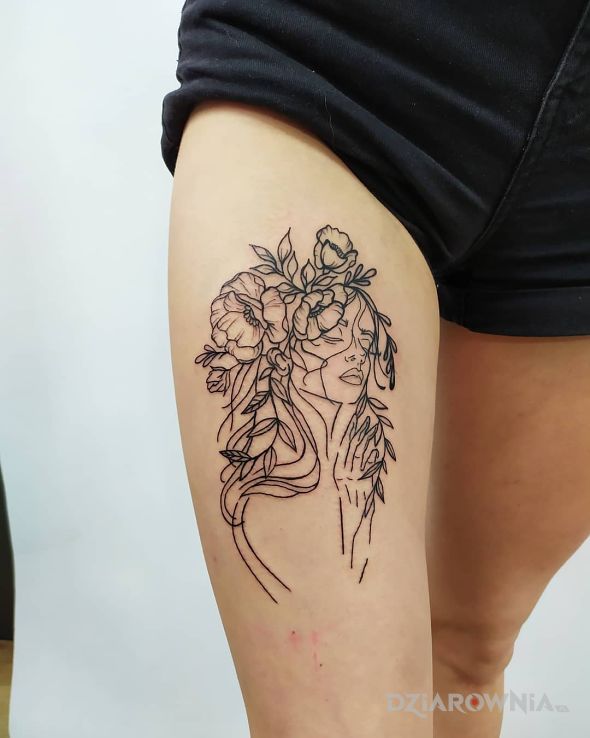 Tatuaż kobieta z kwiatami w motywie czarno-szare i stylu kontury / linework na nodze