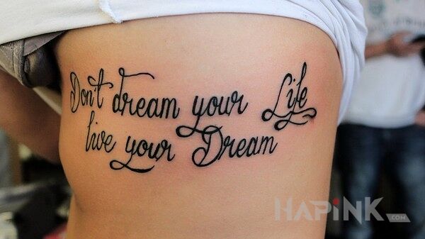 Tattoo Bardzo trafna sentencja in lettering motif on the ribs