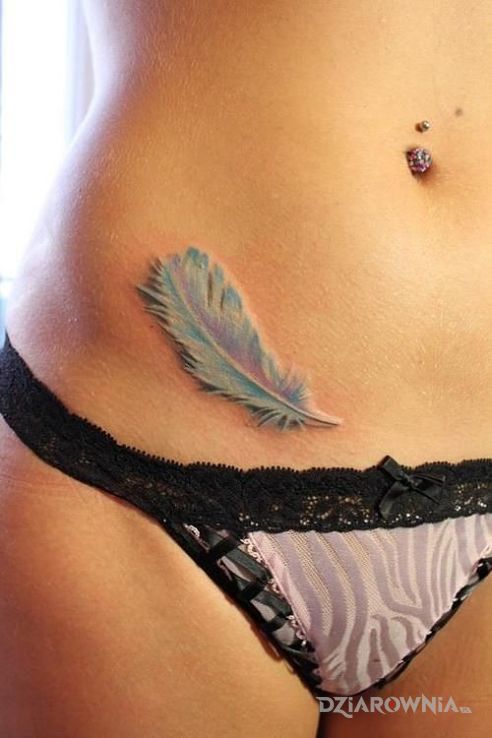 Tatuaż piórko w motywie 3D na brzuchu