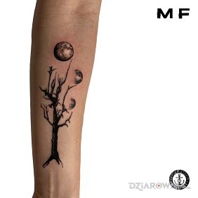 Tatuaż Drzewo z księżycami na przedramieniu motyw: czarno-szare styl: kontury / linework