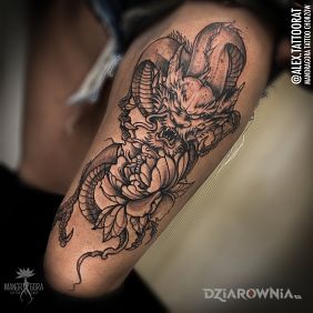 Tatuaż Japoński smok na nodze motyw: czarno-szare styl: graficzne / ilustracyjne