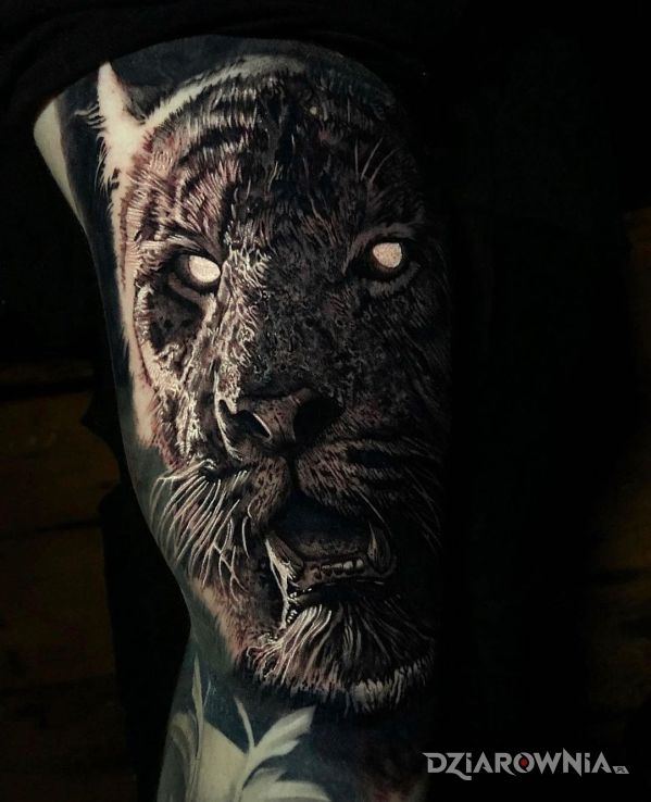 Tatuaż mroczny tygrys w motywie czarno-szare i stylu realistyczne na ramieniu