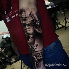 Tatuaż Rodzina na przedramieniu motyw: 3D styl: realistyczne