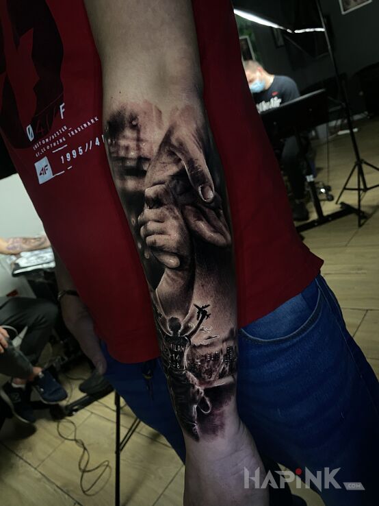 Tattoo Rodzina in 3D motif and realistic style on the forearm