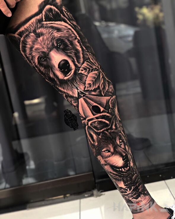Tattoo Niedźwiadek i wilk in 3D motif and realistic style on the calf