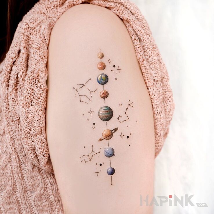 Tattoo Układ słoneczny i konstelacje gwiazd in colorful motif and realistic style on the upper arm