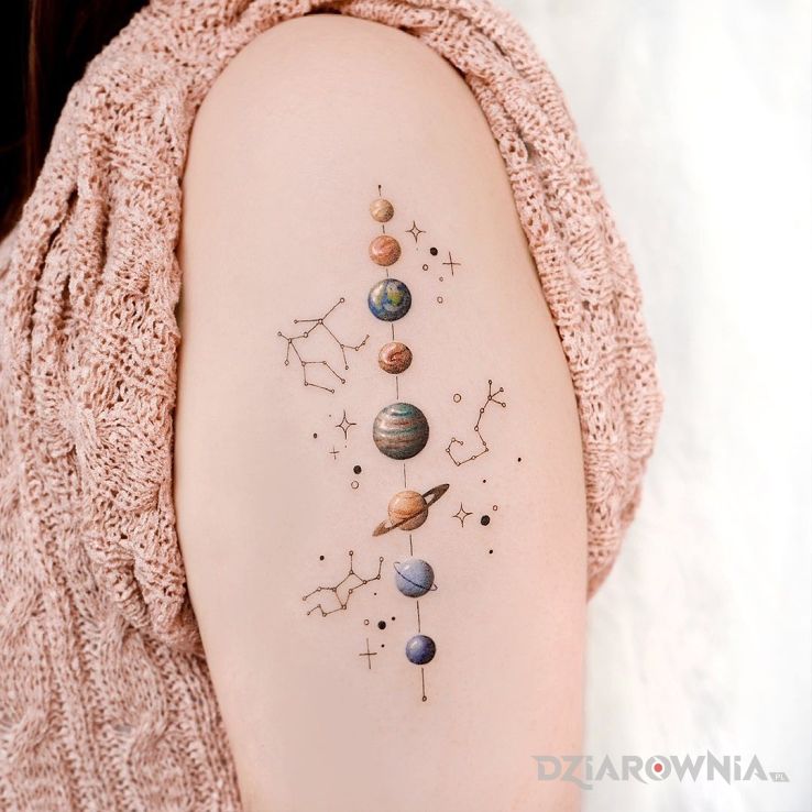 Tatuaż układ słoneczny i konstelacje gwiazd w motywie kosmos i stylu realistyczne na ramieniu