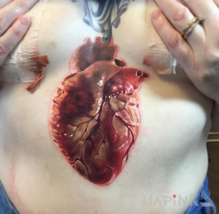 Tattoo Realistyczne serce in realistic style on the chest