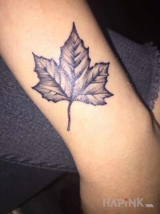 Tattoo Listek in black and gray motif and graphic / illustrative style on the wrist