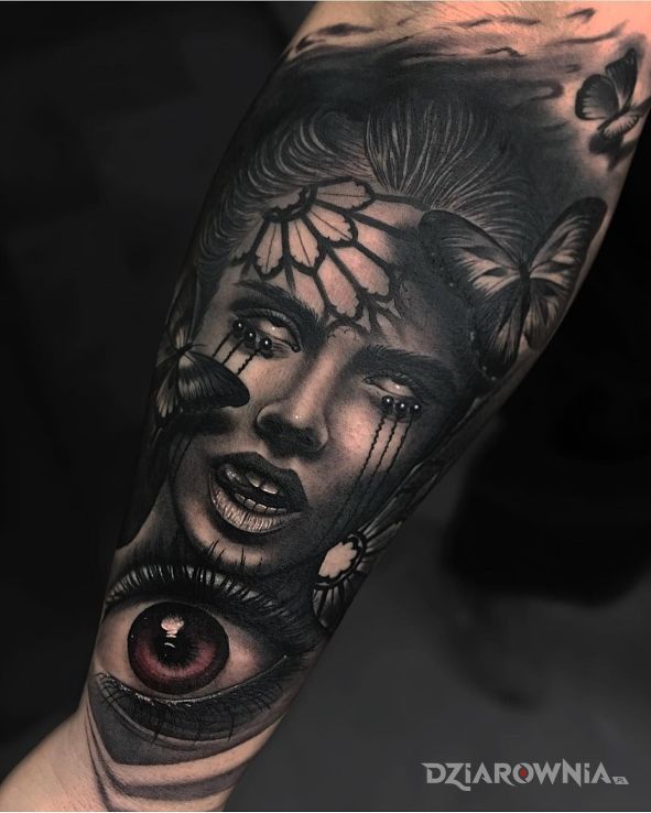 Tatuaż wywrócone oczy w motywie motyle i stylu realistyczne na przedramieniu