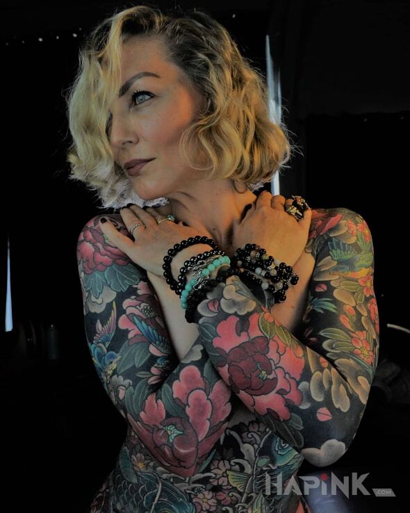 Tattoo Japońskie tatuaże u starszej kobiety in flowers motif and japanese / irezumi style on the stomach