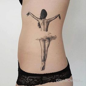 Tatuaż Baletnica na żebrach motyw: postacie styl: realistyczne